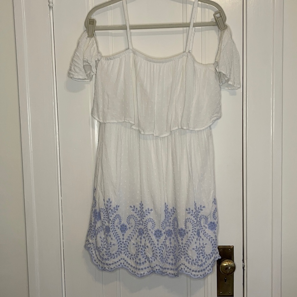 White off-the-shoulder (or with straps) dress (L)